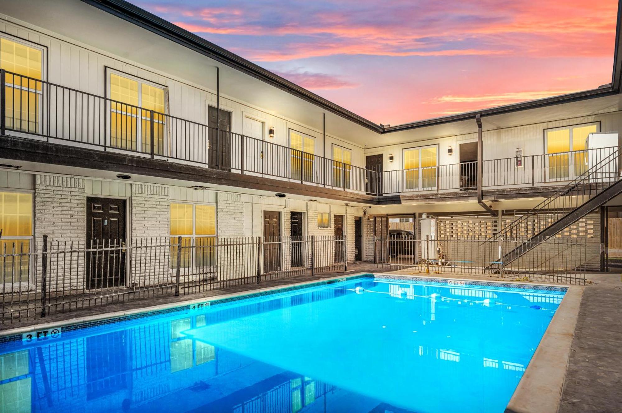Апартаменты Warm Heights 2Br With Pool & Free Parking Хьюстон Экстерьер фото